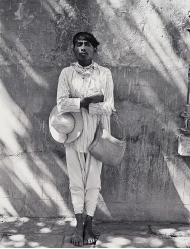 Foto em preto e branco de homem com arma na mãoO conteúdo gerado por IA pode estar incorreto.